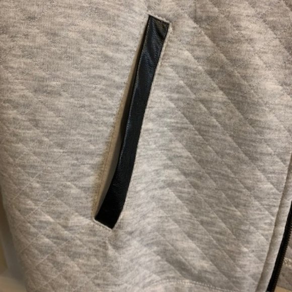 Chico's Women's Fleece Quilted Pattern Size 1 Zip Vest Leather Accent NEW - Picture 6 of 7